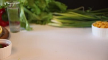 Erkek eli Meksika tacosu ile tavuk eti, fasulye, domates ve mısır..