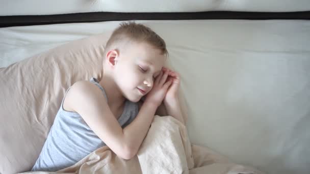 Blond Boy Schlafen Ein Bett Seine Schlafzimmer Werfen Und Drehen — Stockvideo