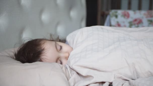 Kleine Süße Mädchen Schlafen Einem Bett Ihrem Schlafzimmer — Stockvideo