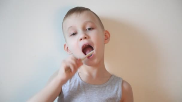Маленький Хлопчик Чистить Зуби — стокове відео
