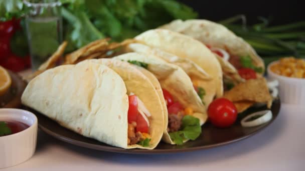 Mano Hombre Toma Unos Tacos Mexicanos Con Carne Pollo Frijoles — Vídeos de Stock