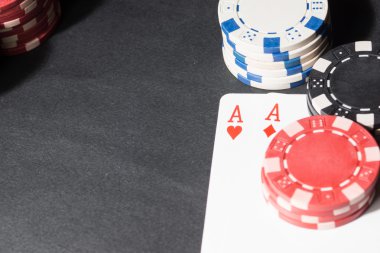 Poker fişleri ve kartları. Yüksek çözünürlüklü görüntü.