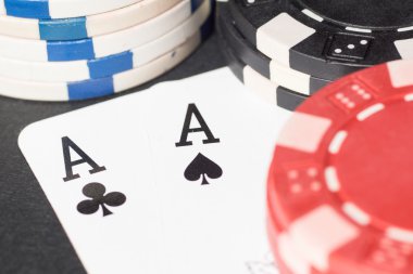 Poker fişleri ve kartları. Yüksek çözünürlüklü görüntü.
