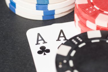 Poker fişleri ve kartları. Yüksek çözünürlüklü görüntü.