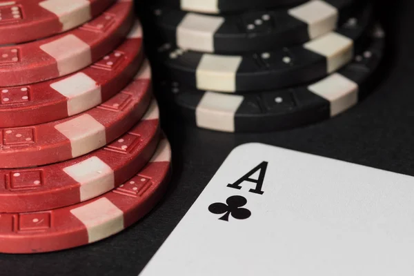 Poker chips en kaarten. Hoge resolutie afbeelding. — Stockfoto