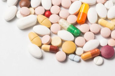Tıbbi tedavi veya pahrmaceutical gösteren birden çok hap ind