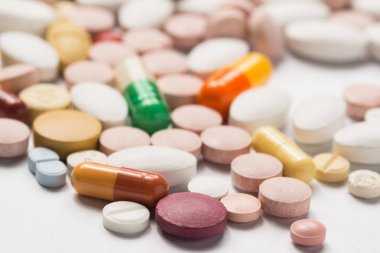 Tıbbi tedavi veya pahrmaceutical gösteren birden çok hap ind