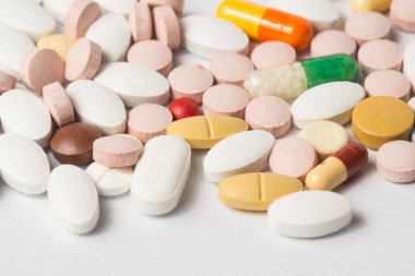 Tıbbi tedavi veya pahrmaceutical gösteren birden çok hap ind