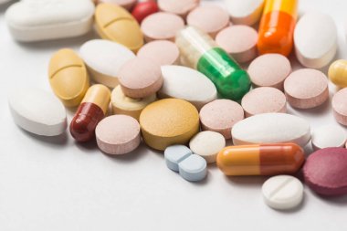 Tıbbi tedavi veya pahrmaceutical gösteren birden çok hap ind
