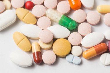 Tıbbi tedavi veya pahrmaceutical gösteren birden çok hap ind
