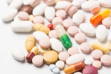 Tıbbi tedavi veya pahrmaceutical gösteren birden çok hap ind