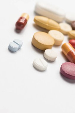 Tıbbi tedavi veya pahrmaceutical gösteren birden çok hap ind