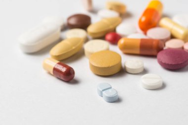 Tıbbi tedavi veya pahrmaceutical gösteren birden çok hap ind