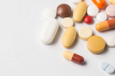 Tıbbi tedavi veya pahrmaceutical gösteren birden çok hap ind