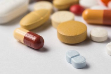 Tıbbi tedavi veya pahrmaceutical gösteren birden çok hap ind