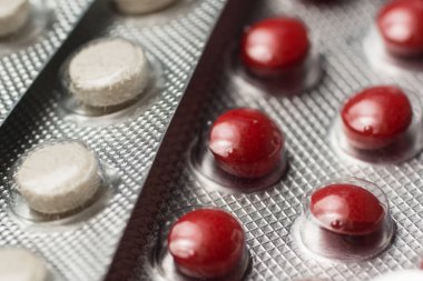 Tıbbi tedavi veya pahrmaceutical gösteren birden çok hap ind