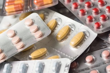 Tıbbi tedavi veya pahrmaceutical gösteren birden çok hap ind