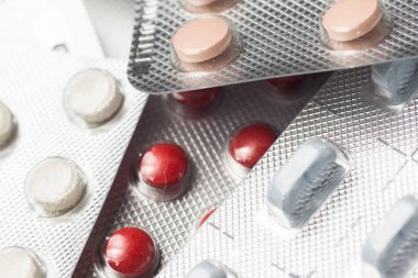 Tıbbi tedavi veya pahrmaceutical gösteren birden çok hap ind