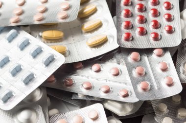 Tıbbi tedavi veya pahrmaceutical gösteren birden çok hap ind