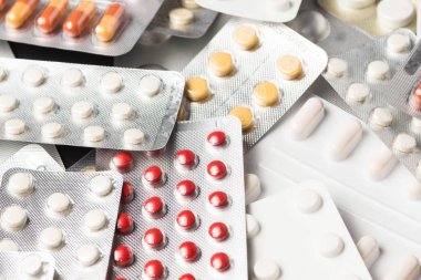 Tıbbi tedavi veya pahrmaceutical gösteren birden çok hap ind