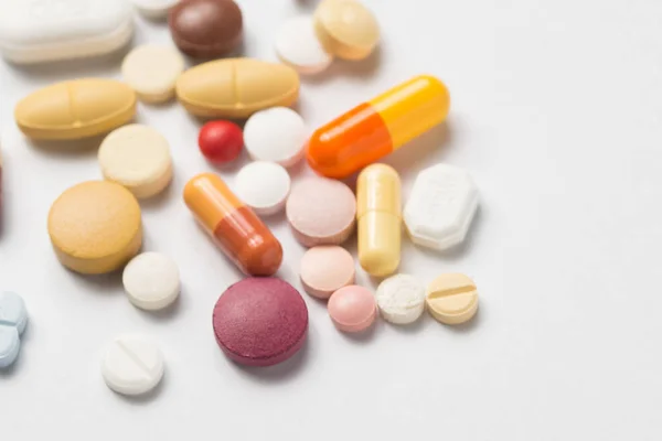 Tıbbi tedavi veya pahrmaceutical gösteren birden çok hap ind