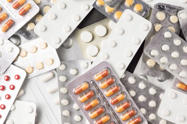 Tıbbi tedavi veya pahrmaceutical gösteren birden çok hap ind