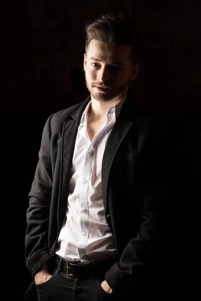 Beyaz adam modeli.