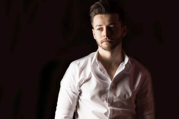 Beyaz adam modeli.