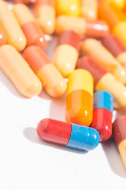 Tıbbi tedavi veya pahrmaceutical gösteren birden çok hap ind