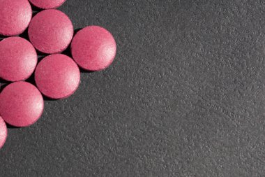 Tıbbi tedavi veya pahrmaceutical gösteren birden çok hap ind