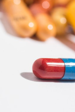 Tıbbi tedavi veya pahrmaceutical gösteren birden çok hap ind