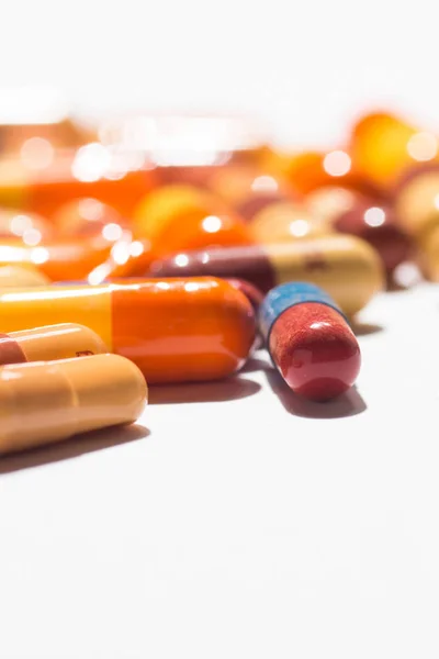 Múltiples píldoras que representan el tratamiento médico o pahrmaceutical ind —  Fotos de Stock
