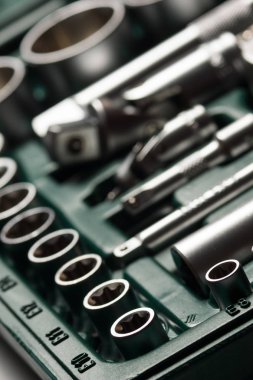 Oto servis araçları ve kilit setleri.