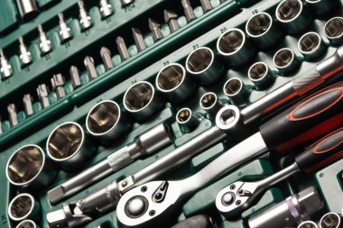 Oto servis araçları ve kilit setleri.