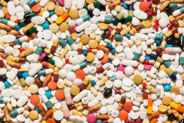 Кілька таблеток, що зображують медикаментозне лікування або пахармацевтичний індекс — стокове фото