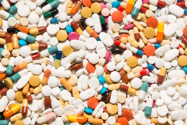 Кілька таблеток, що зображують медикаментозне лікування або пахармацевтичний індекс — стокове фото