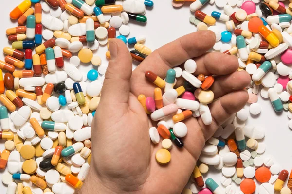 Tıbbi tedavi veya pahrmaceutical gösteren birden çok hap ind