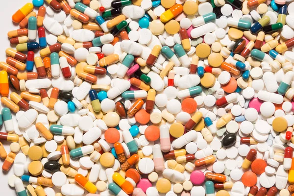 Flera piller som skildrar medicinsk behandling eller pahrmaceutical ind — Stockfoto