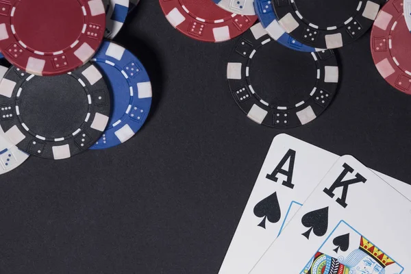 Poker fişleri ve kartları. Sanayi kumar için yüksek çözünürlüklü görüntü.