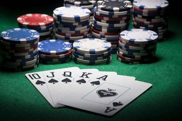Poker fişleri ve kartları. Sanayi kumar için yüksek çözünürlüklü görüntü.