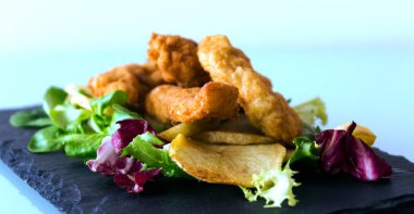 Salatalı balık ve patates.