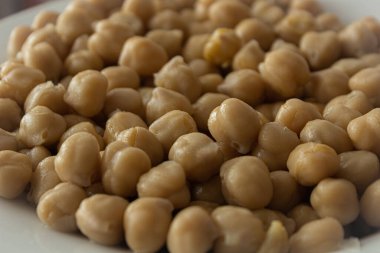 Pişmiş nohutlar arka planda, baklagillerde, sağlıklı gıdalarda izole edilmiş.