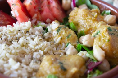 Vejetaryen yemeği. Pirinç, domates ve salatalı nohut köftesi..