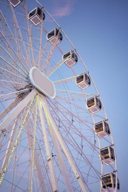Akşam karanlığında Mavi Gök 'ün üzerinde dönme dolap