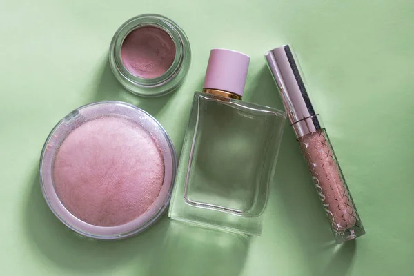 Contenido Una Bolsa Cosmética Femenina Sobre Fondo Verde — Foto de Stock