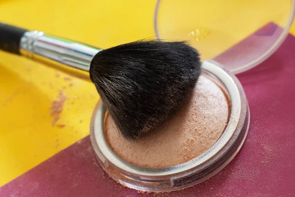 Polvo Pincel Maquillaje Sobre Fondo Brillante — Foto de Stock
