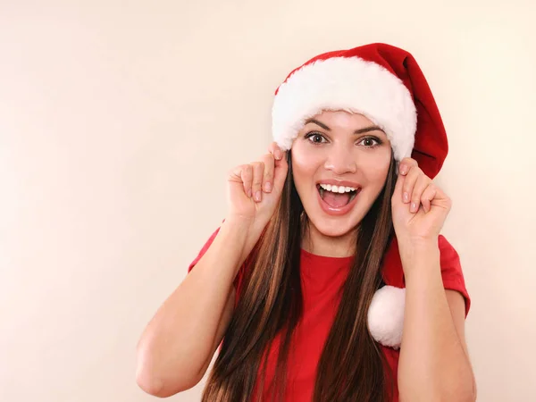 Ritratto di una donna attraente in cappello Babbo Natale — Foto Stock