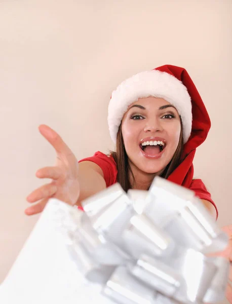 Santa kobieta łapie jej ręce świąteczny prezent — Zdjęcie stockowe