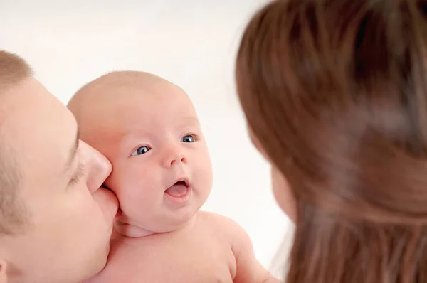 Familienporträt von Vater küsst ihr kleines süßes Baby — Stockfoto