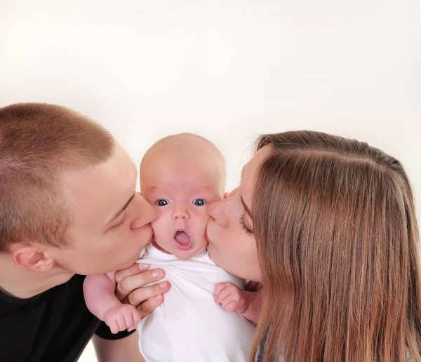 작은 귀여운 아기와 부모님의 가족 초상화 — 스톡 사진
